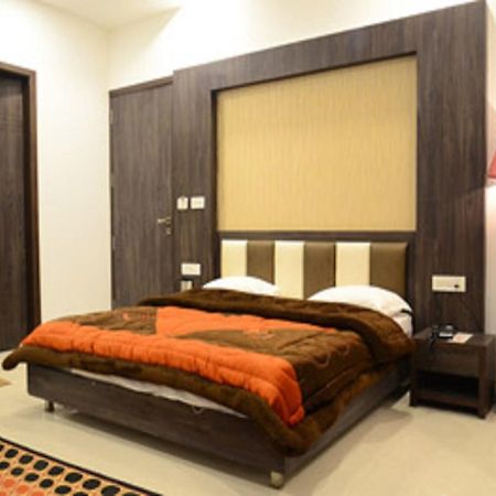 Hotel Popular Amritsar Oda fotoğraf