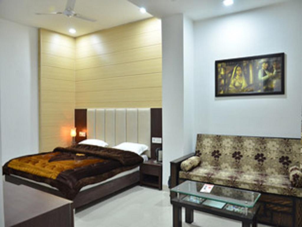 Hotel Popular Amritsar Oda fotoğraf