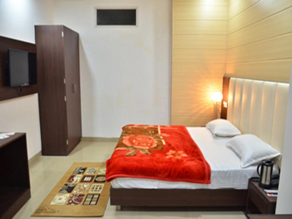 Hotel Popular Amritsar Oda fotoğraf
