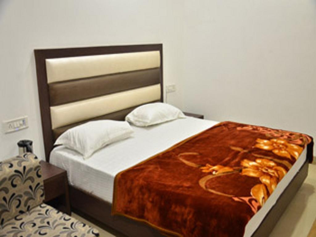 Hotel Popular Amritsar Oda fotoğraf