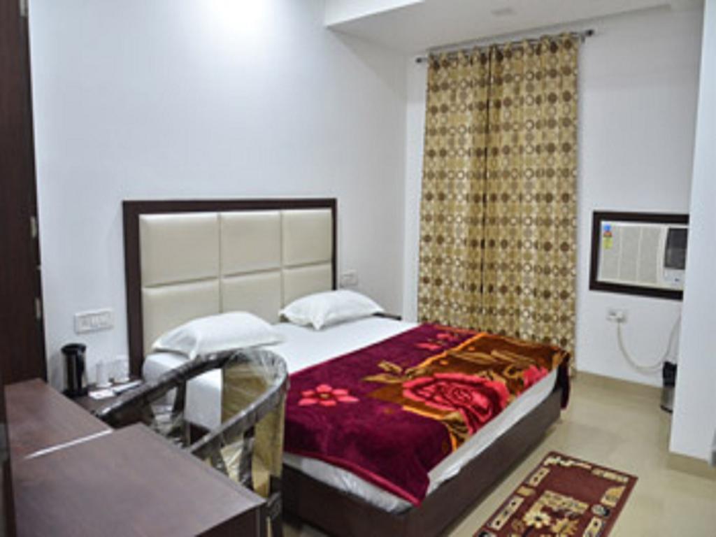 Hotel Popular Amritsar Oda fotoğraf